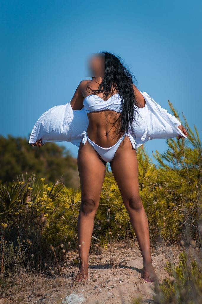 Latina experta en empalmar pollas ricas