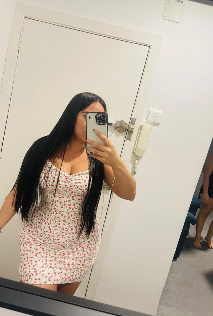 Te la chupo arrodillada estoy súper caliente