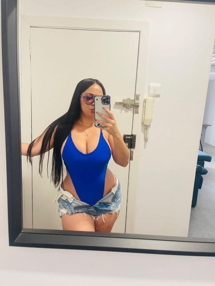 Te la chupo arrodillada estoy súper caliente