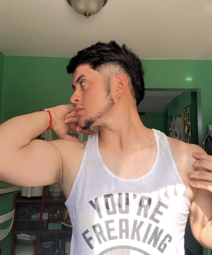 Chico complaciente cariñoso juguetón