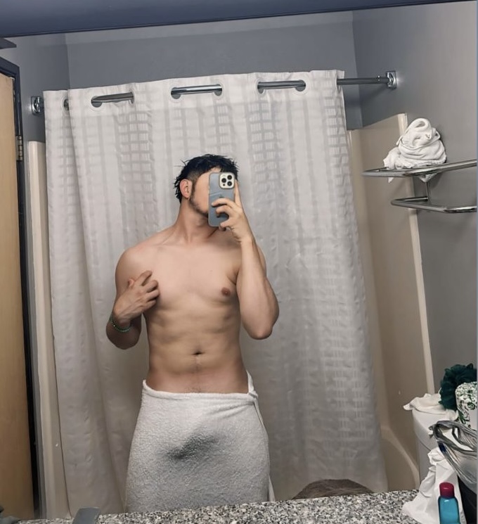 Chico complaciente cariñoso juguetón