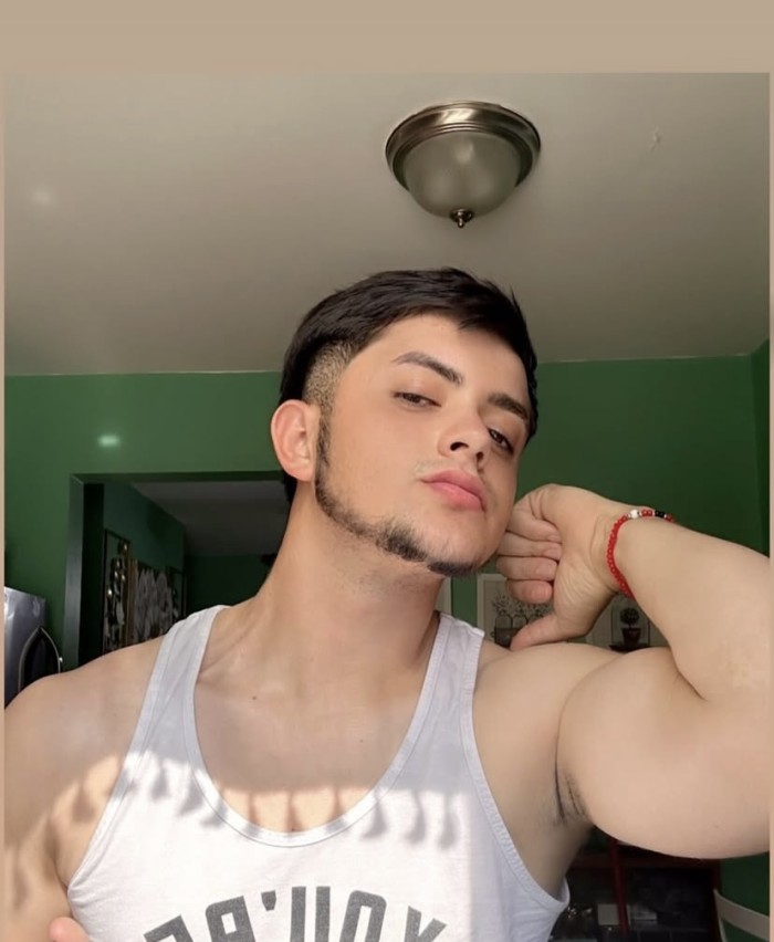 Chico complaciente cariñoso juguetón