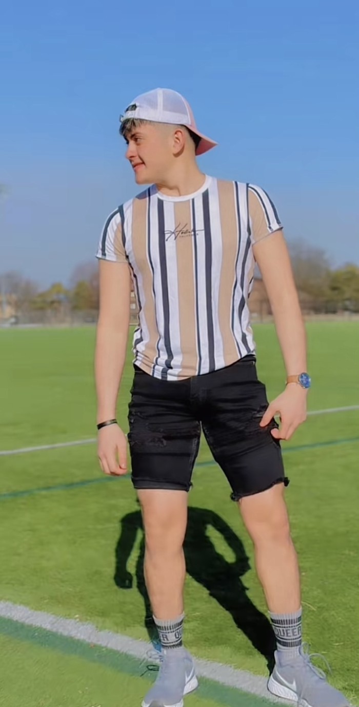 Chico complaciente cariñoso juguetón