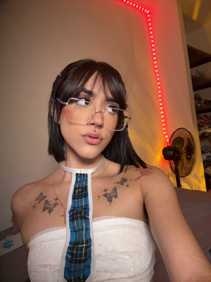 Luna, latina fiestera y complaciente