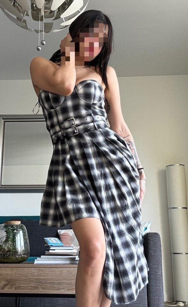 Embárcate en un viaje de placer una chica fiestera y de mente abierta..