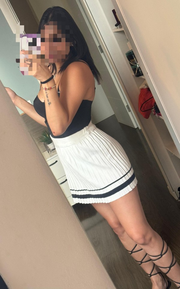 Embárcate en un viaje de placer una chica fiestera y de mente abierta..