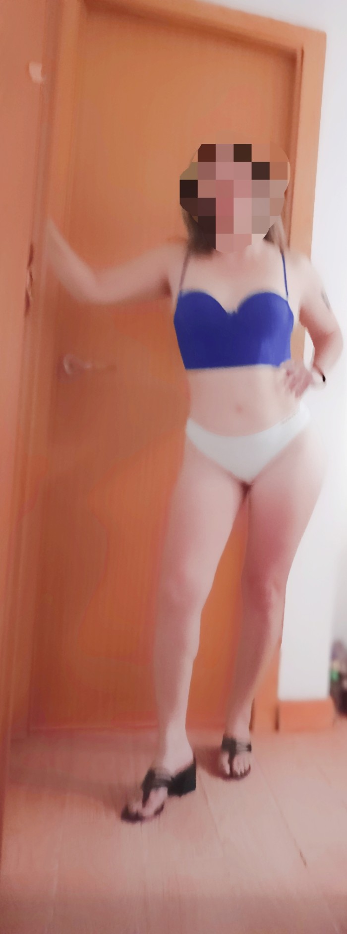 Hermosa implicada delgadita sexy