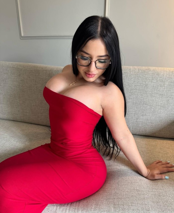 jovencita DE LUJO súper caliente con ganas de SEXO