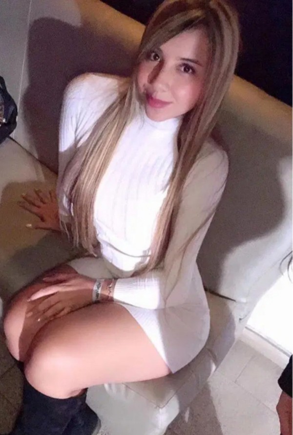 Rubia guapa cariñosa