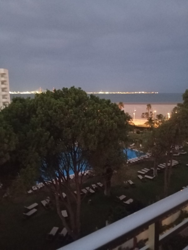 PLAZA EN PISO NUEVO DEL PUERTO DE SANTAMARÍA EN PLENO PASEO MARÍTIMO