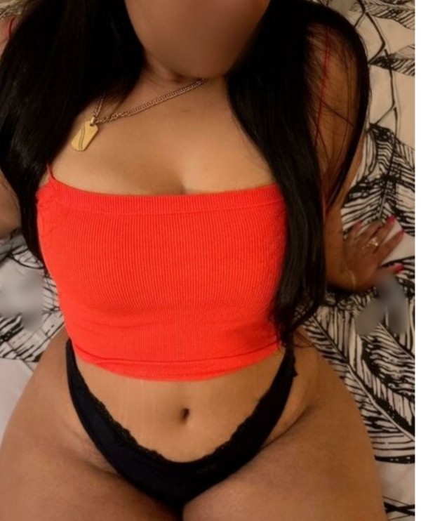 encantadora MORENAZA voluptuosa sexy atractiva garganta profunda ensalivado