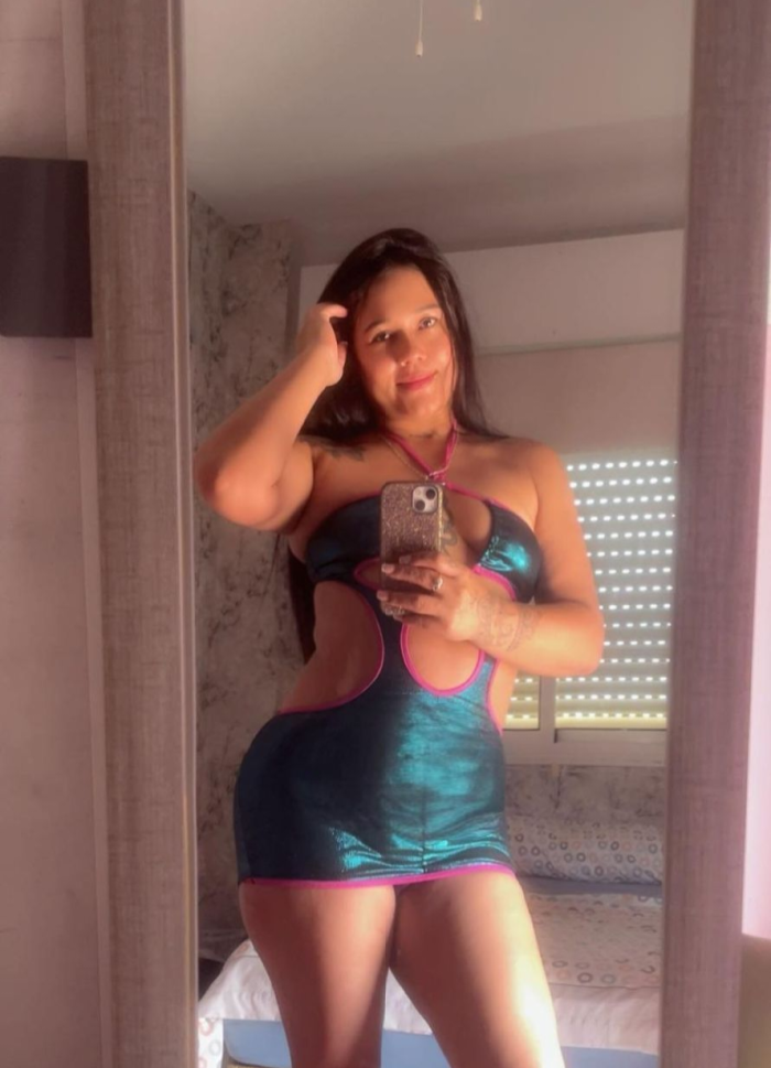 Cariñosa latina de garganta profunda disponible