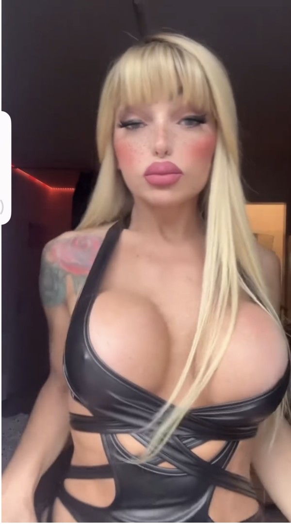 RUBIAZA GUAPA FEMENINA DOTADA LECHERA FIESTERA E LA MAS GOLFA BB …