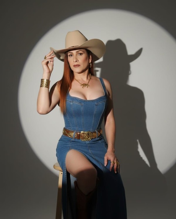 Novedad mis amores chica trans latina