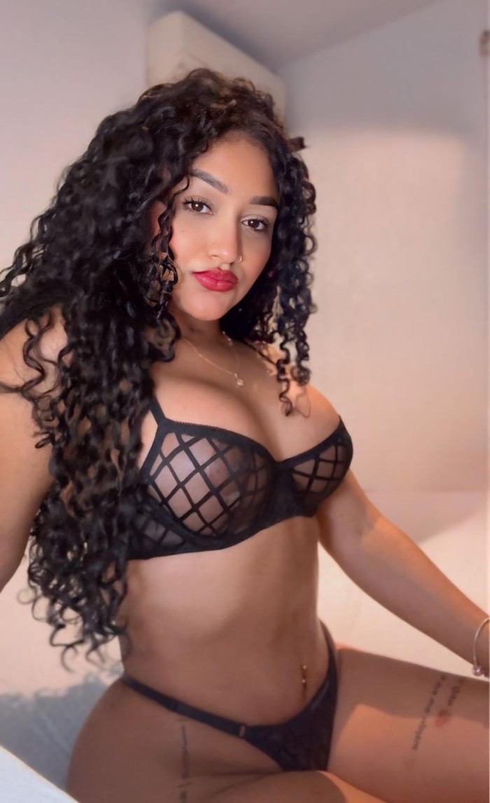 Latina experta en empalmar pollas ricas