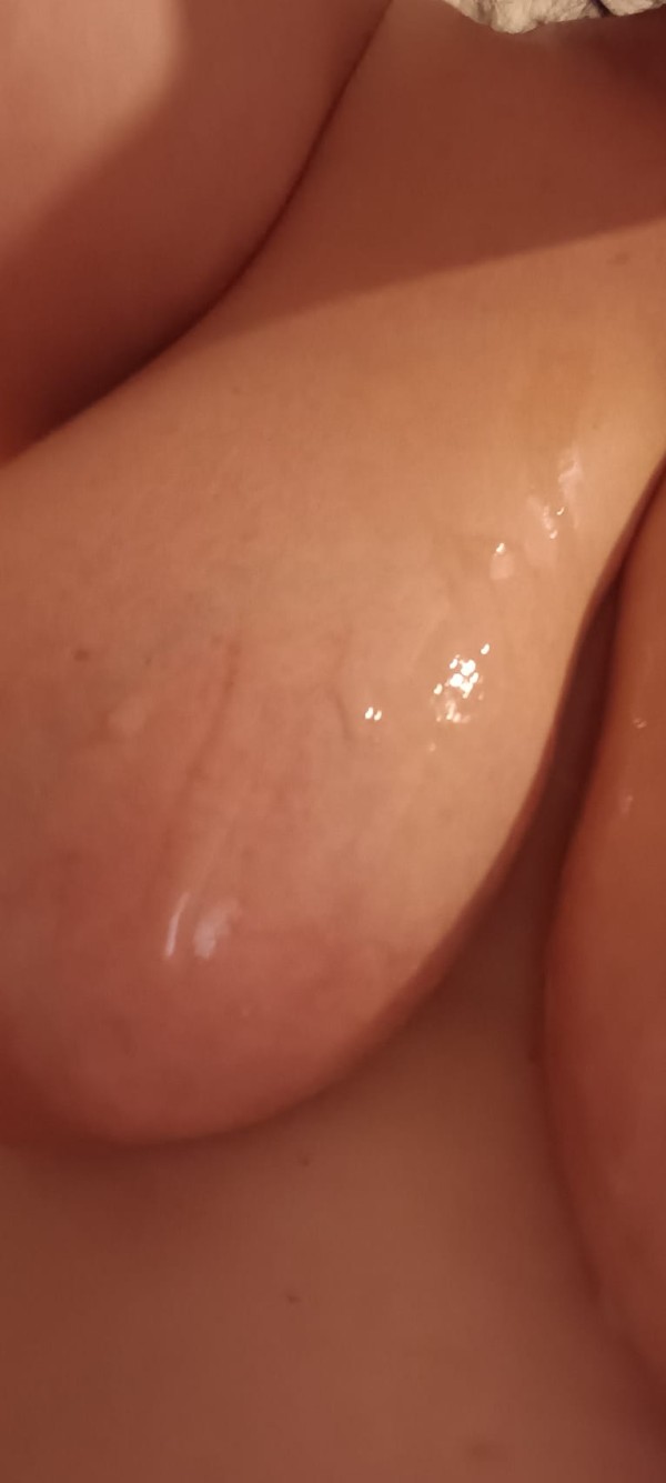 RUMANA CON MUCHO PECHO Y CULO GRANDE TRAGON