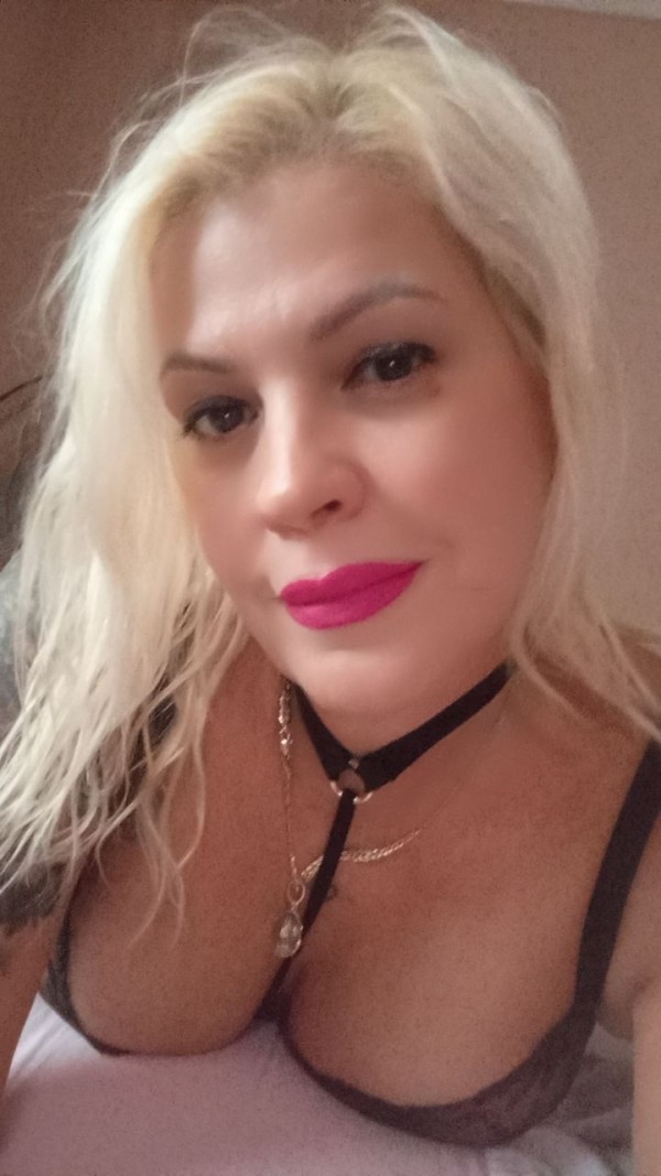 Madurita ven y ponme caliente follandome bien rico viciosa