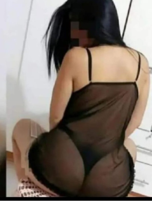 Cariñosa y complaciente con ganas de fiesta y tu calor