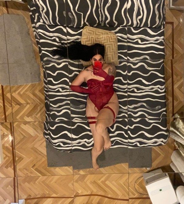 Unas chicas Bombas en la cama, Novedad