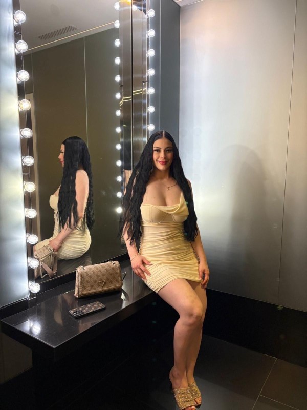 Tu chica ideal de piel blanca y cabello negro