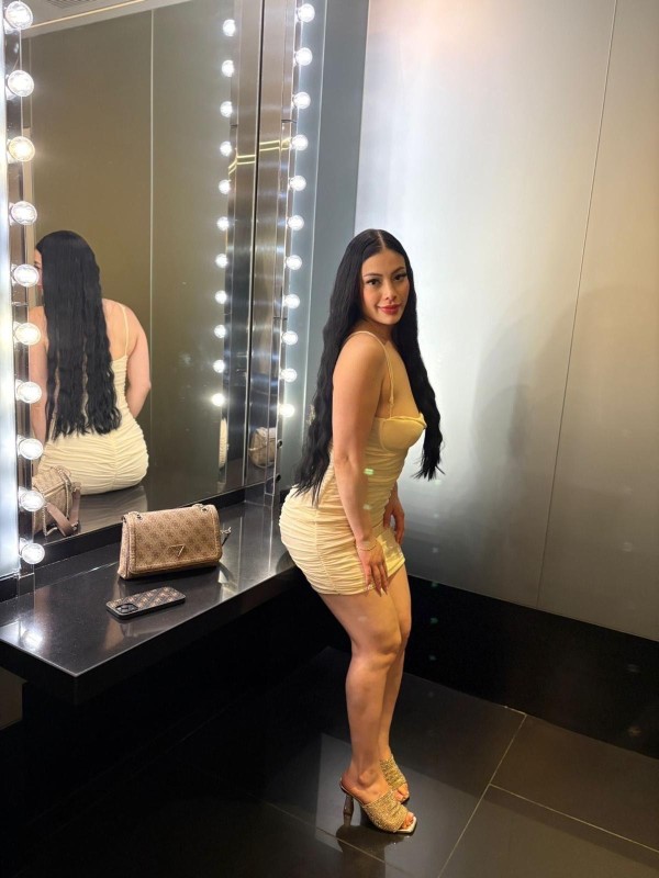 Tu chica ideal de piel blanca y cabello negro