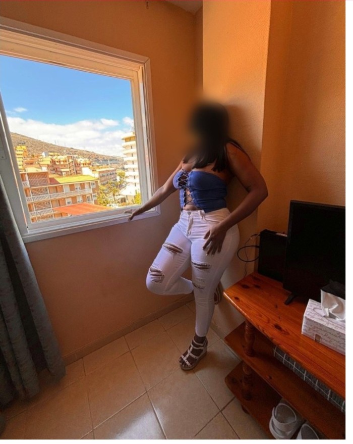 BOMBÓN IRRESISTIBLE TODA UNA TENTACIÓN ARDIENTE INRRESISTIBLE EN LA CUESTA