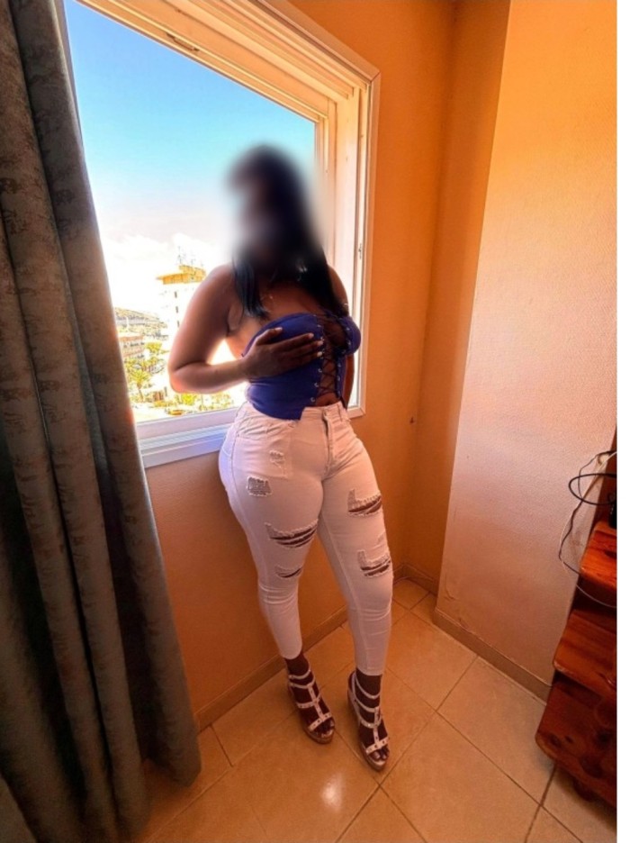 BOMBÓN IRRESISTIBLE TODA UNA TENTACIÓN ARDIENTE INRRESISTIBLE EN LA CUESTA