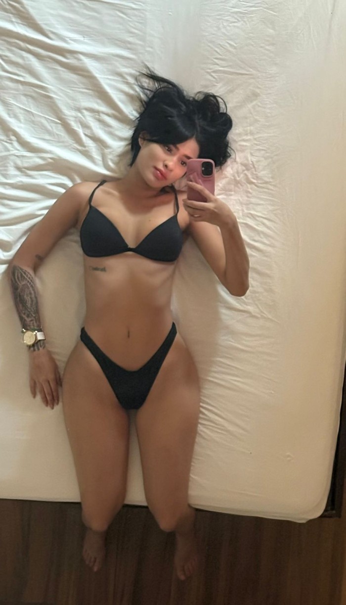 FLACA CON GANAS DE SENTARME EN TU POLLA DURA