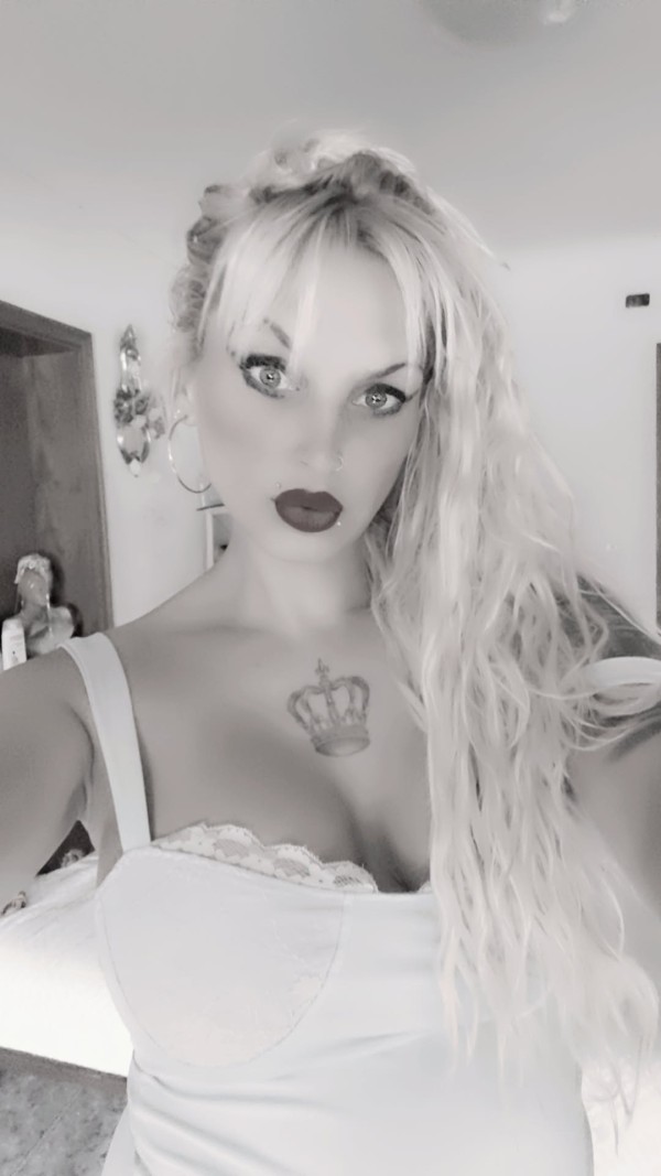 GALLEGA BDSM ABDL sexo natural casa rural bosque privado zona discreta