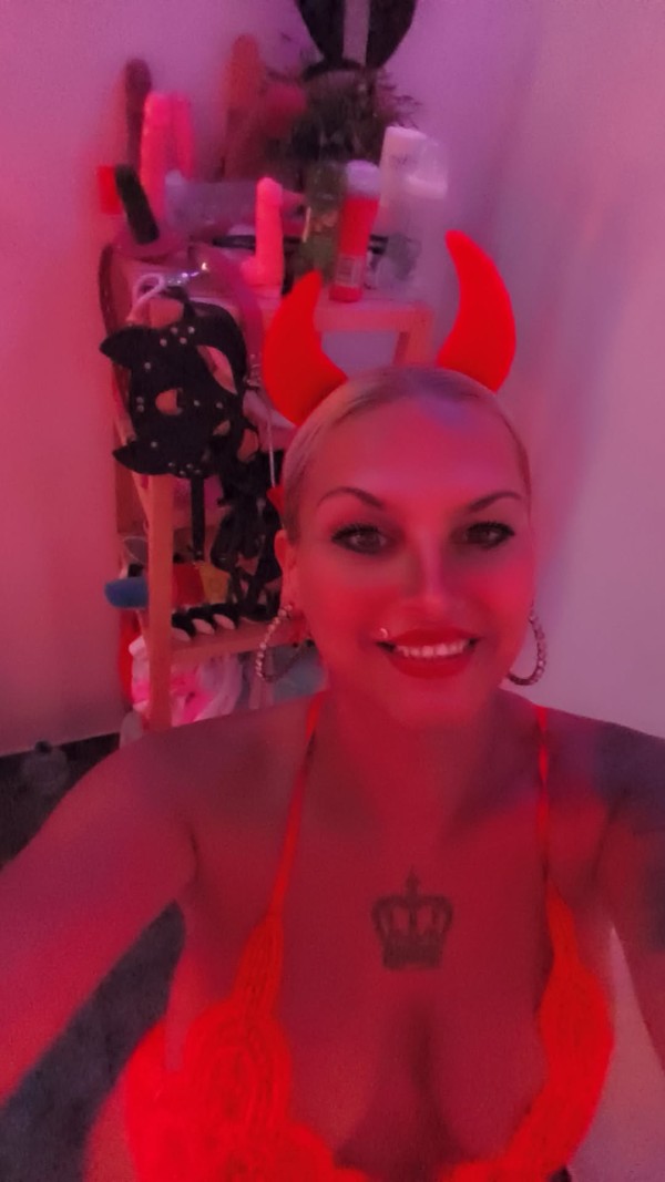 GALLEGA BDSM ABDL sexo natural casa rural bosque privado zona discreta