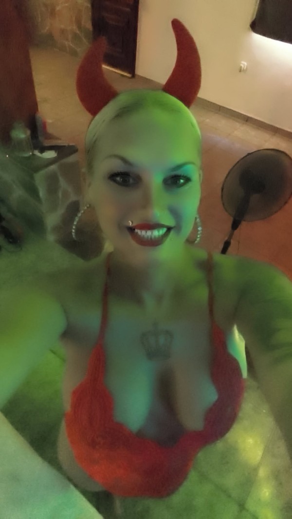 GALLEGA BDSM ABDL sexo natural casa rural bosque privado zona discreta