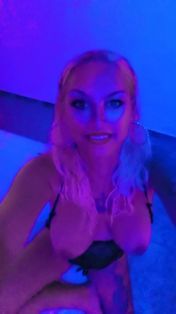 GALLEGA BDSM ABDL sexo natural casa rural bosque privado zona discreta