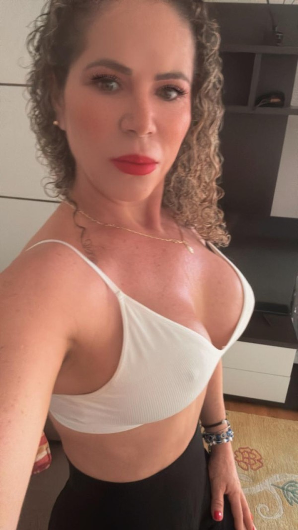 BUENAS CURVAS Y MUCHA SIMPATIA  FOGOSA FIESTAS