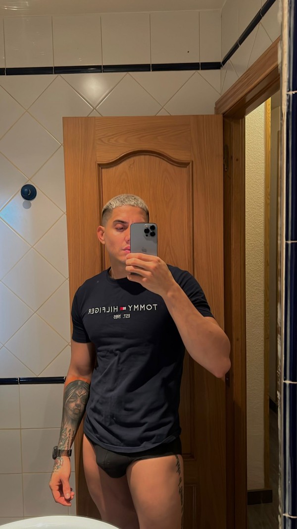 Latino tatuado fibrado hetero bisexual