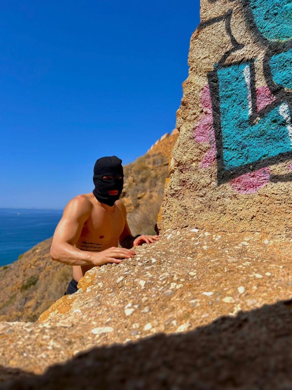 Latino tatuado fibrado hetero bisexual