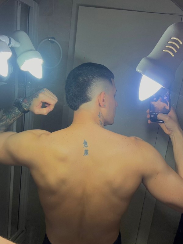 Latino tatuado fibrado hetero bisexual