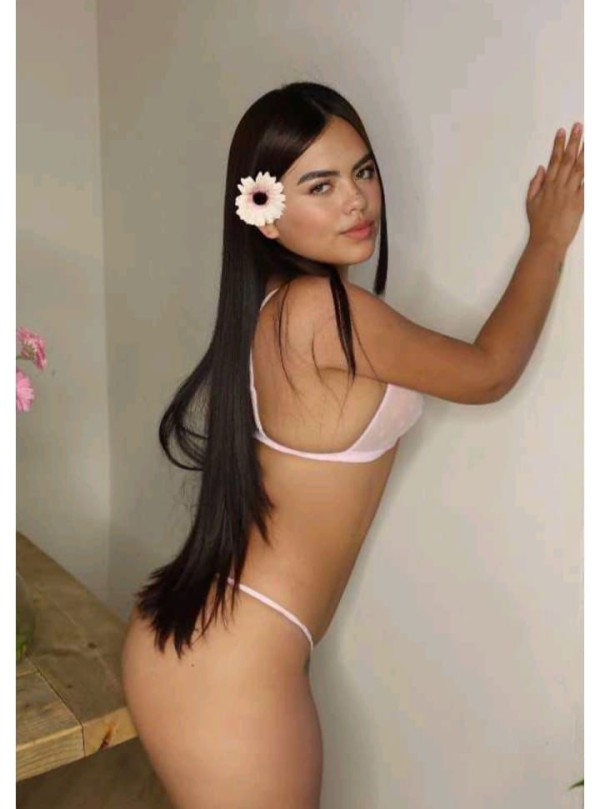 Valentina colombiana morena ardiente