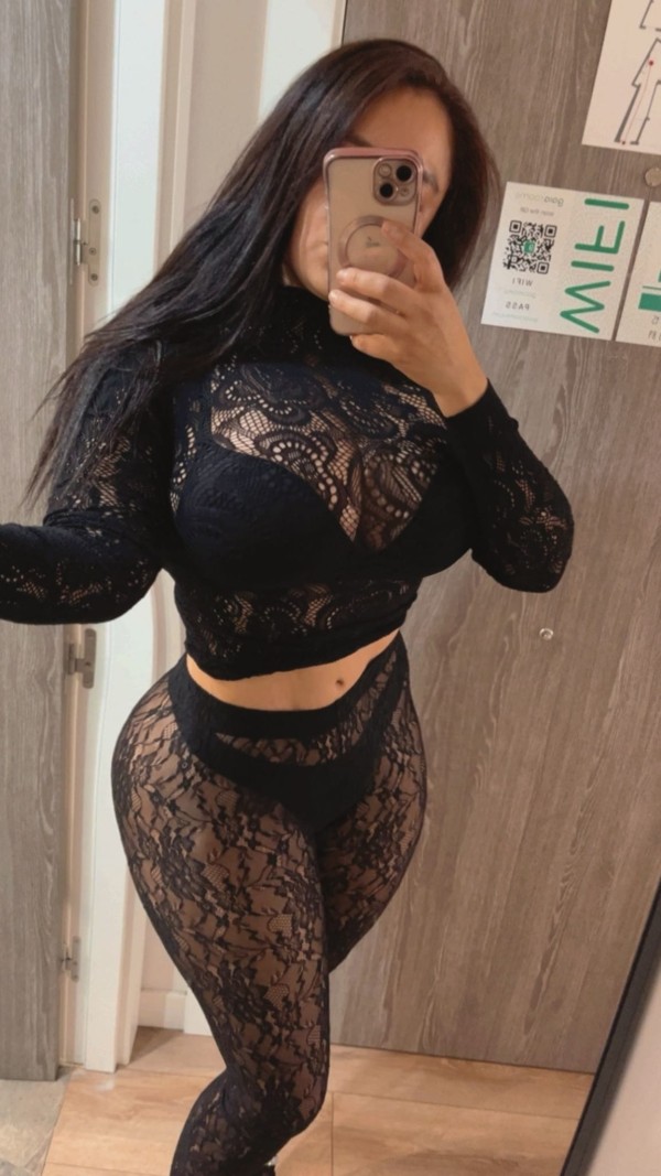 NOVEDAD LATINA CON CURVAS DE ENCANTO Y TETAS DE ESCÁNDALO POCOS DIAS