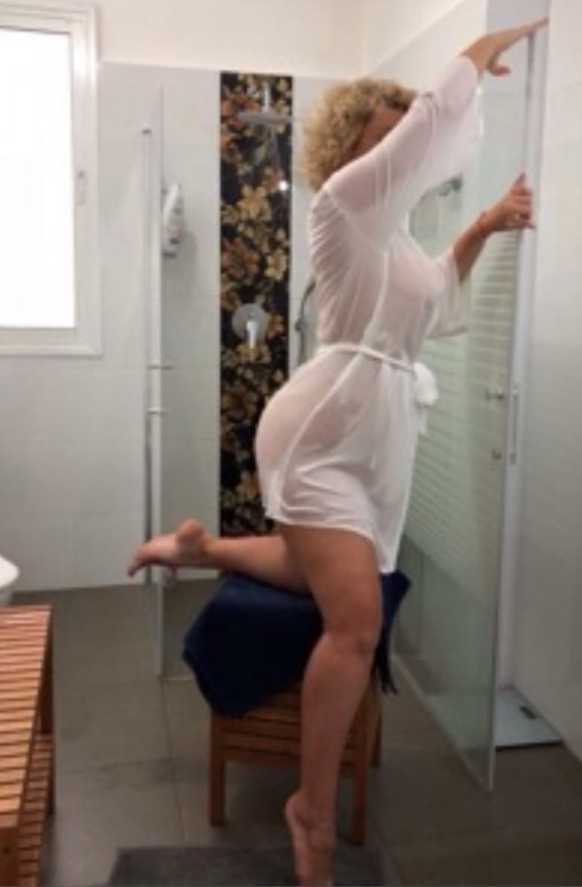 Ana madurita cachonda y fiestera