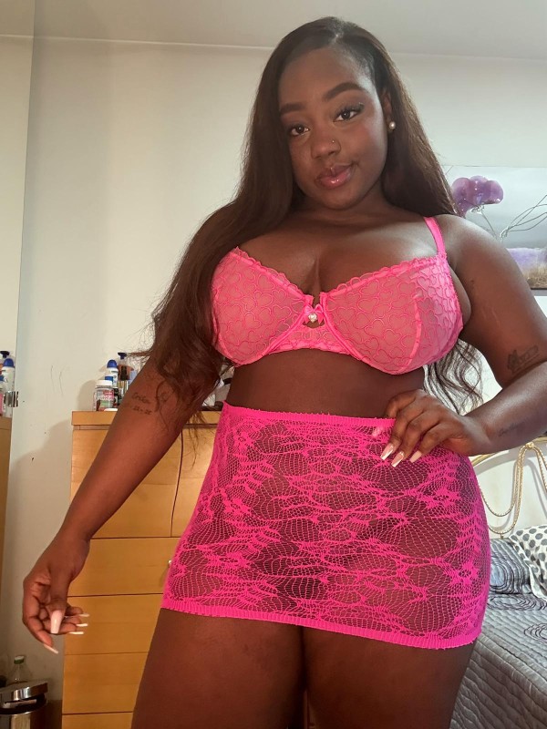 JOVENCITA MORBOSA FIESTERA CON CURVAS EXPLOSIVAS