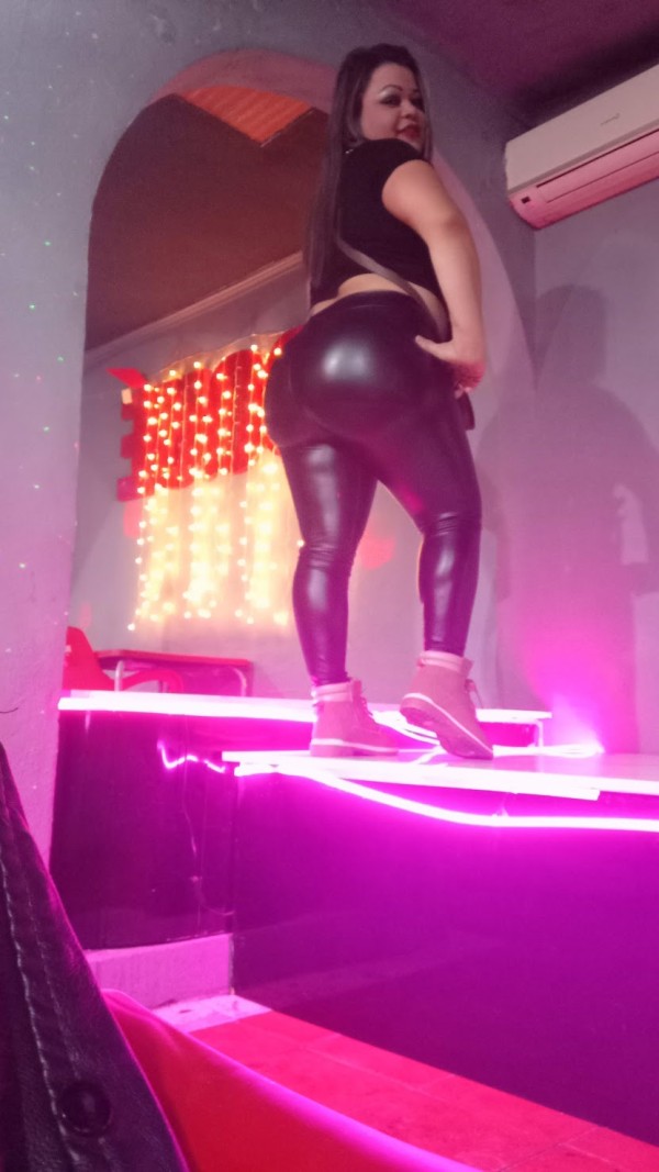 Garganta profunda con leche adentro