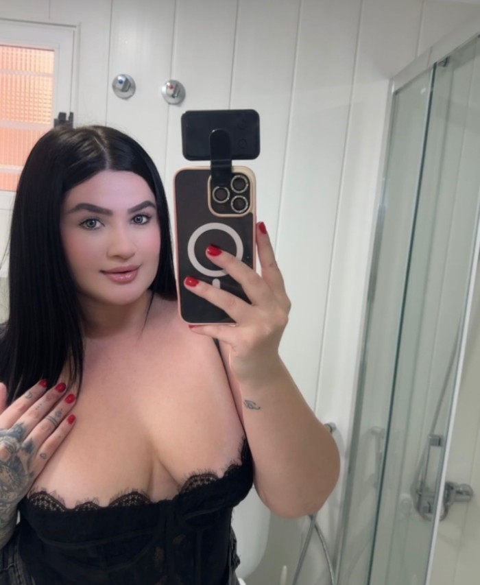 Modelo curvy tatuada muy guapa en Benidorm
