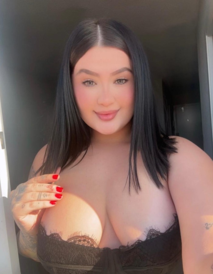 Modelo curvy tatuada muy guapa en Benidorm