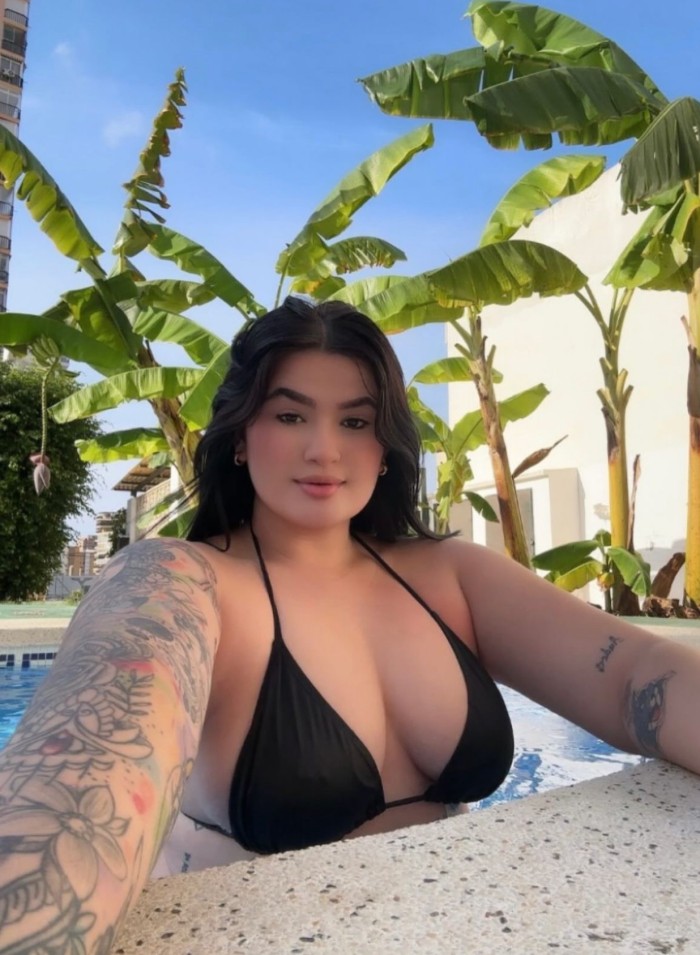 Modelo curvy tatuada muy guapa en Benidorm