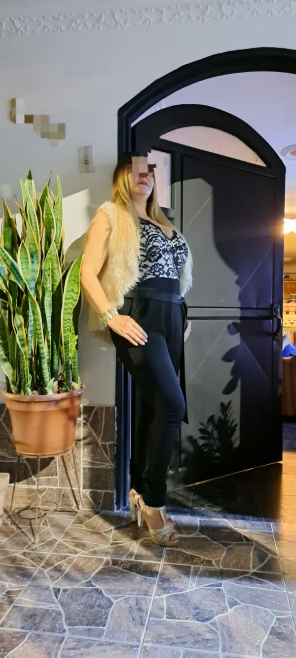 Soy una mujer elegante madurita simpática