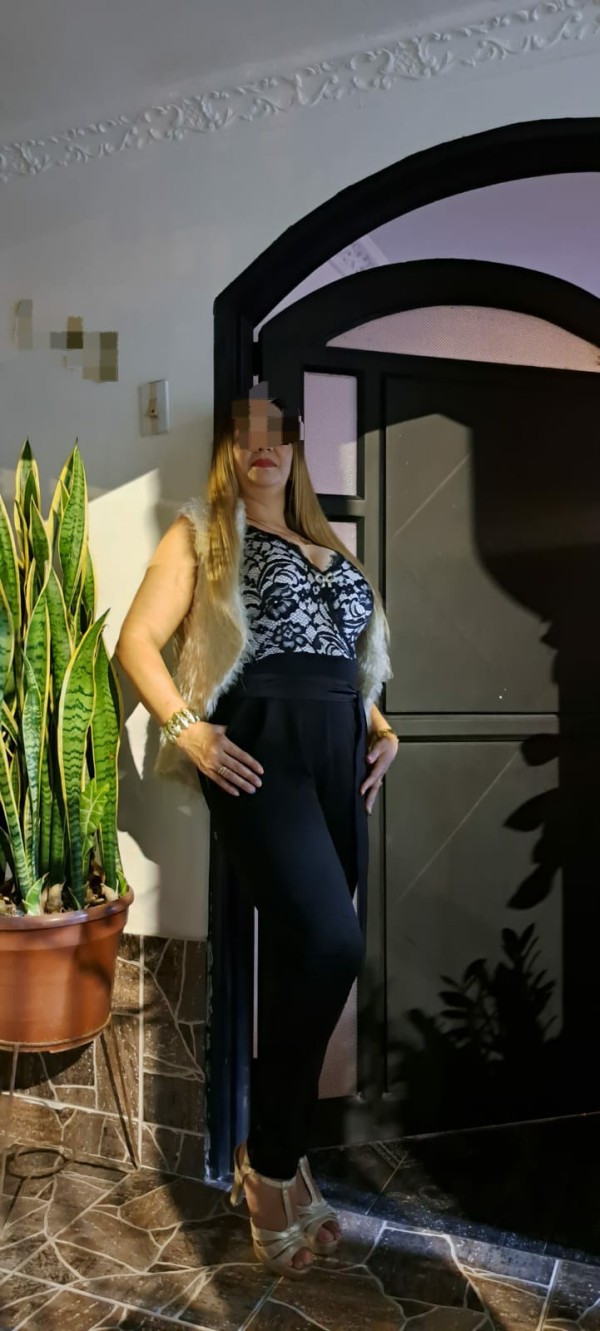 Soy una mujer elegante madurita simpática