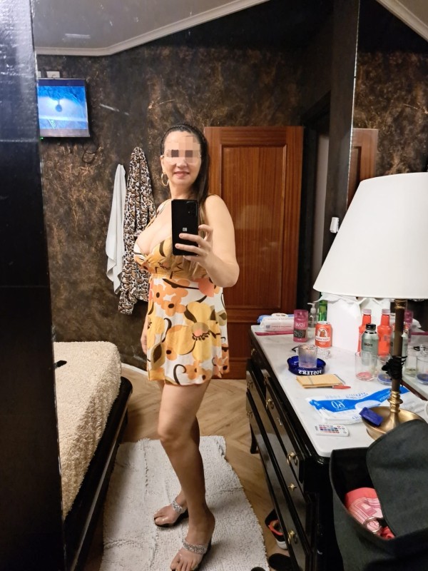 Soy una mujer elegante madurita simpática