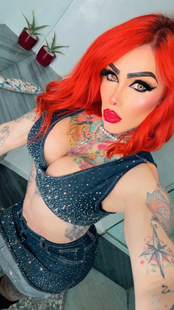 Latina recién llegada por primera vez peli roja candente