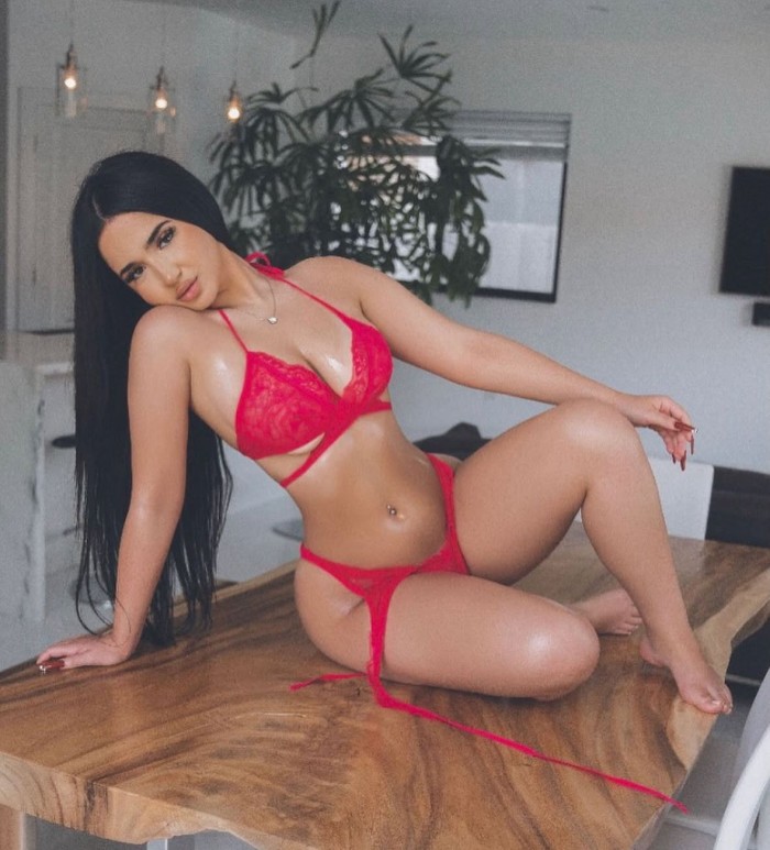 JOVENCITA SEXY Y MUY CALIENTE DE 22