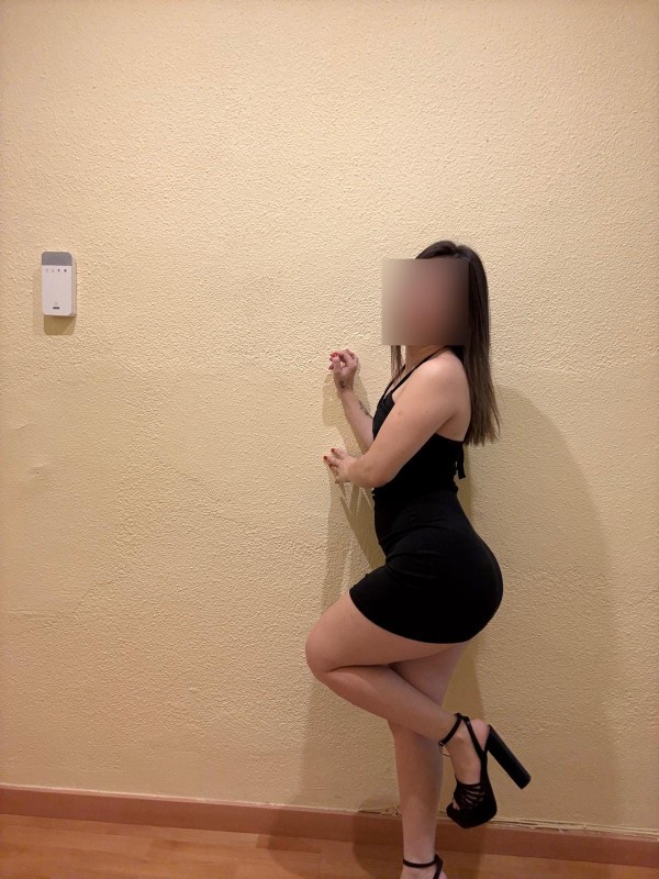 Implicada cariñosa jovencita